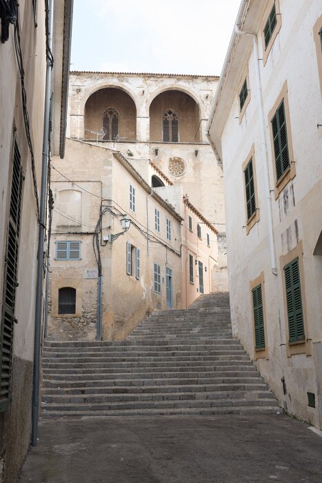 Fototapete Treppe zwischen Gebäuden