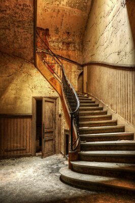 Treppen in verlassenem Keller