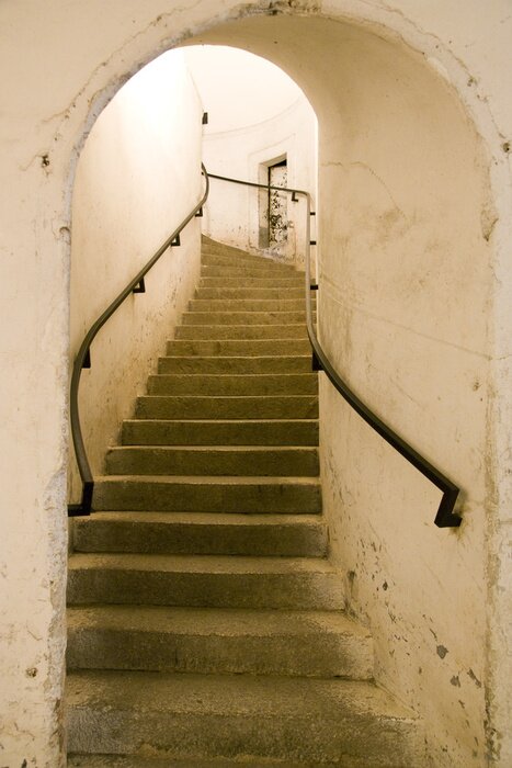 Fototapete Treppen zwischen weißen Wänden