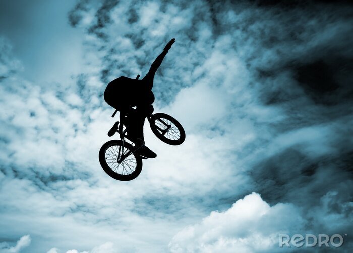 Fototapete Trick des Radfahrers vor dem Hintergrund des Himmels