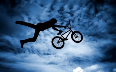 Tricks auf BMX am Himmel