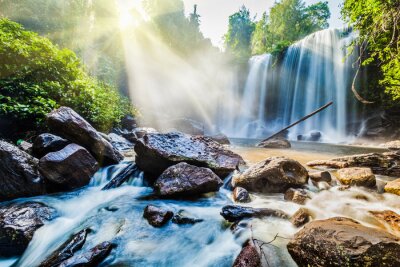 Fototapete Tropischer Wasserfall in der Sonne