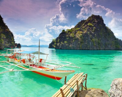 Tropisches Meer und Touristenboote