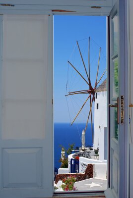 Tür mit Blick auf Windmühle