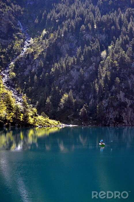 Fototapete Türkisfarbener See in den Bergen
