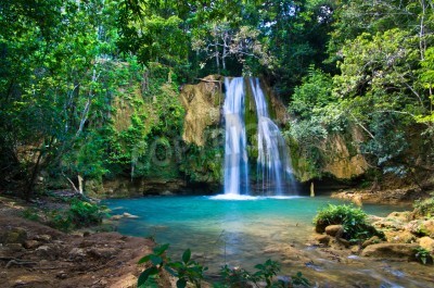 Fototapete Türkisfarbener Wasserfall im Dschungel