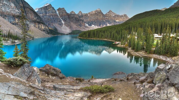 Fototapete Türkisfarbenes Wasser des Sees neben den Bergen