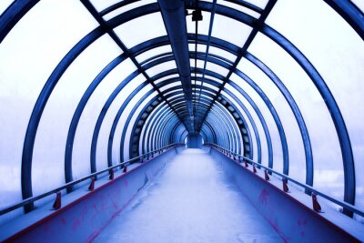 Tunnel aus dunkelblauen Bögen
