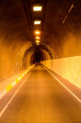 Fototapete Tunnel im orangefarbenen Licht