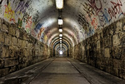 Fototapete Tunnel mit Graffiti