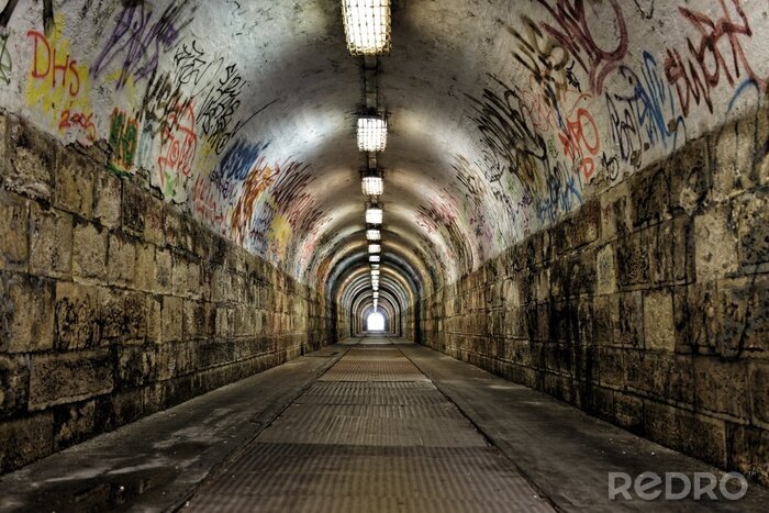 Fototapete Tunnel mit Graffiti
