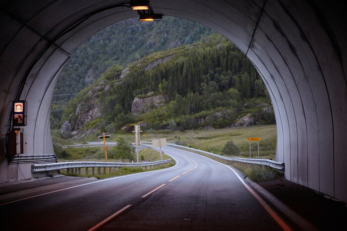 Fototapete Tunnel mit norwegischer Landschaft