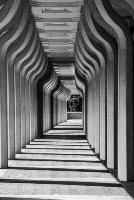 Fototapete Tunnel mit originellen Säulen