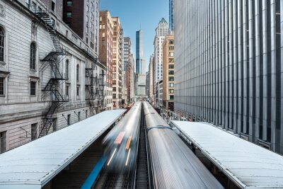 Fototapete Two trains of the Chicago metro system crossing the elevated railroad in a skyscrapers canyon in the Loop district, Chicago, Illinois, United States