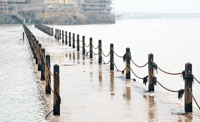 Fototapete Überflutete alte Brücke