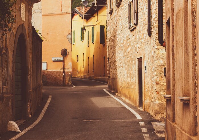 Fototapete Uliczka miejscowość Włochy Alpy wieczór
