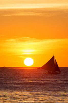 Fototapete Untergehende Sonne und Segelboot