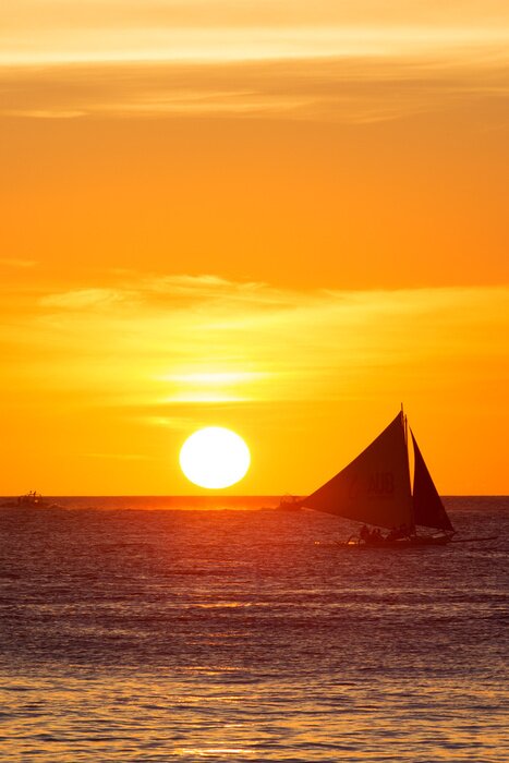 Fototapete Untergehende Sonne und Segelboot