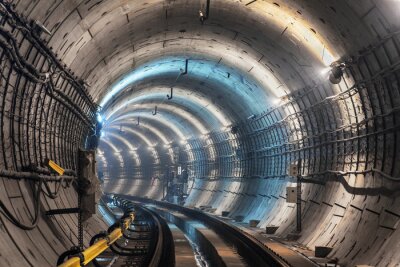 Untergrundbahntunnel mit blauem Licht