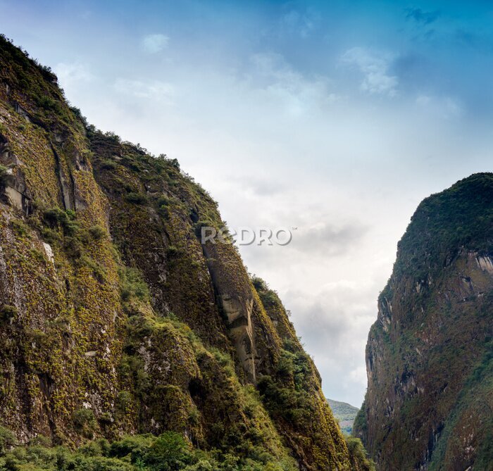 Fototapete Untersicht der Bergkette gegen bewölkten Himmel, Machu Picchu, Cusco Region, Urubamba Provinz, Machupicchu District, Peru