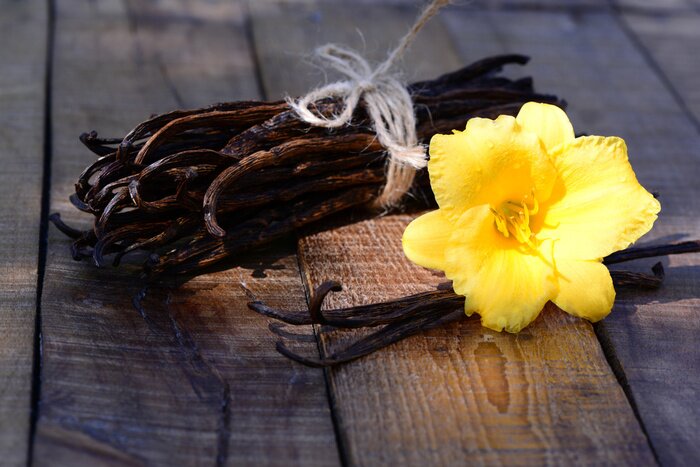 Fototapete Vanillestangen auf dem Holztisch