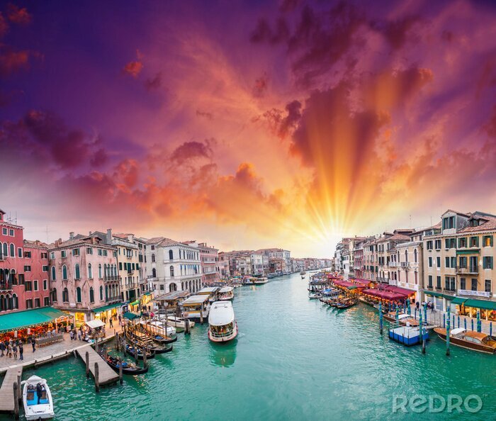 Fototapete Venedig bunte Gondeln und Sonnenuntergang