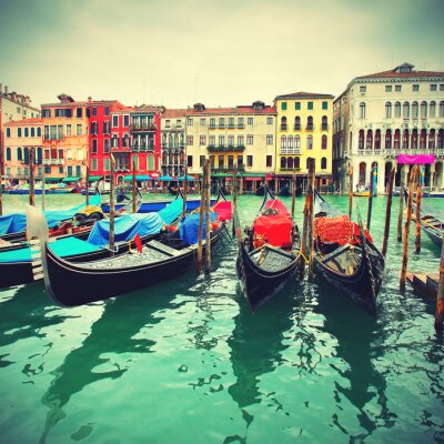 Venedig und farbenfrohe gondeln