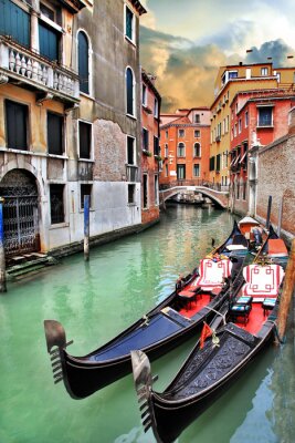 Venedig und schwarze gondeln