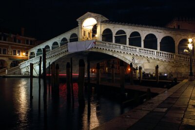 Venezianische Brücke bei Nacht