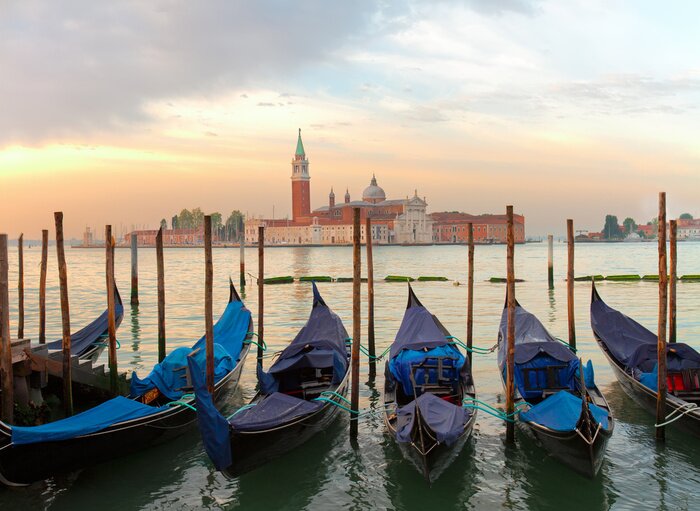 Fototapete Venezianische Gondeln in der Morgendämmerung