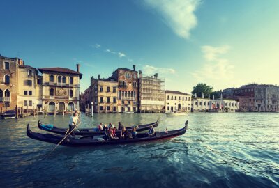 Venezianische gondeln mit touristen
