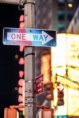 Verkehrszeichen auf Straßen von New York City