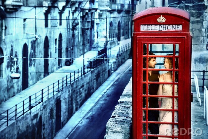 Fototapete verliebtes Paar in einer Telefonzelle