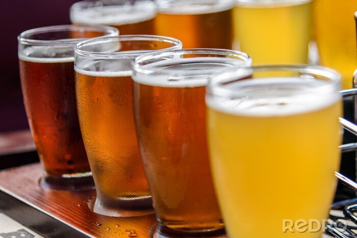 Fototapete Verschiedene Farben von Bier in Gläsern