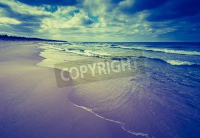 Fototapete Vintage Foto der schönen Strandlandschaft mit bewölktem Himmel und Meer mit Wellen. Ostseeküste bei Danzig in Polen.
