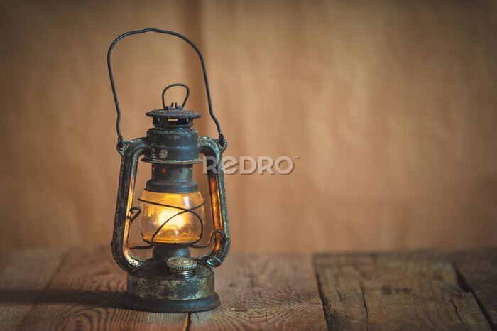 Fototapete vintage Kerosinöllampe Lampe Brennen mit einem weichen Glühen Licht
