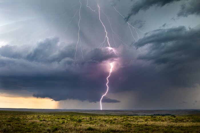 Fototapete Violette Blitze zwischen den Wolken