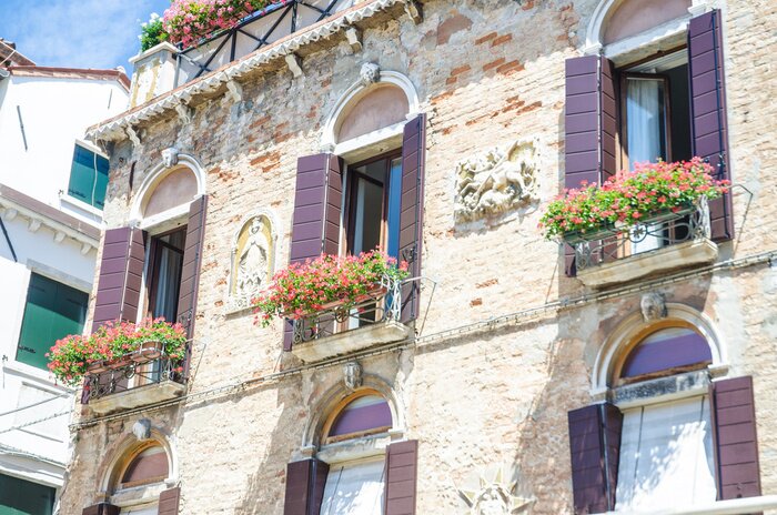 Fototapete Violette fensterläden an wohnblock
