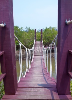 Fototapete Violette Hängebrücke über Kanal