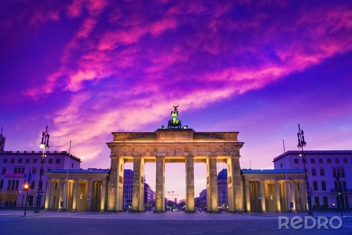 Fototapete Violette Landschaft mit dem Wahrzeichen Berlins