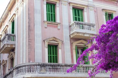 Fototapete Violettes Gebäude mit grünen Balkonen