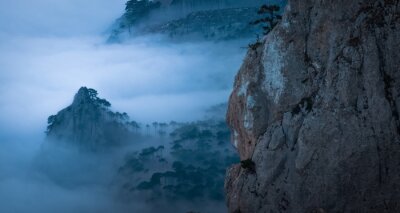 Fototapete Vom Nebel umgebene Berge