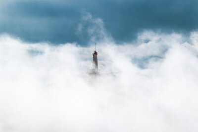 Fototapete Von Wolken bedeckter Leuchtturm