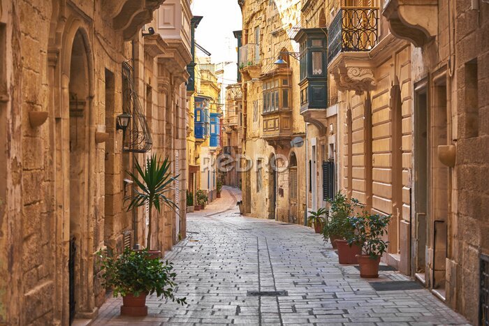 Fototapete Walking cobblestone street in Birgu city, Malta