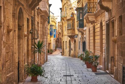 Fototapete Walking cobblestone street in Birgu city, Malta