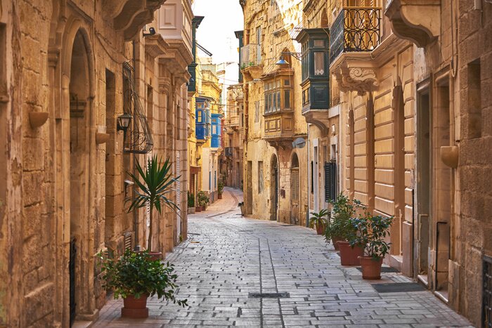 Fototapete Walking cobblestone street in Birgu city, Malta
