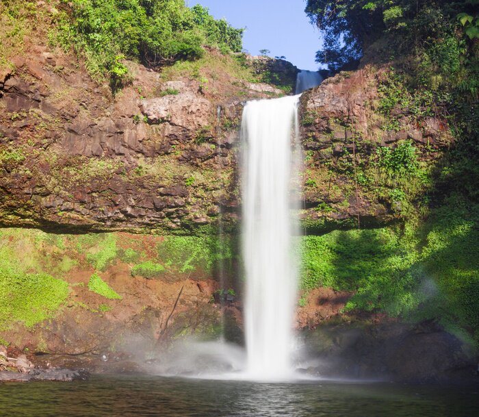 Fototapete Wasserfall am sonnigen Tag