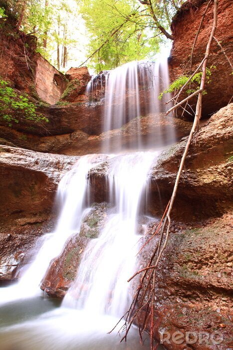 Fototapete Wasserfall auf roten Felsen