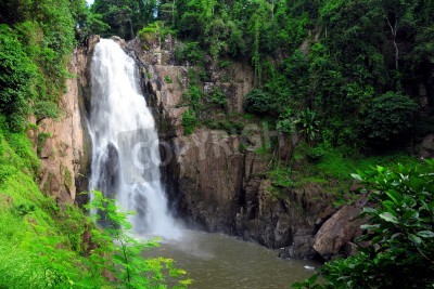 Fototapete Wasserfall Felsen und Dschungel