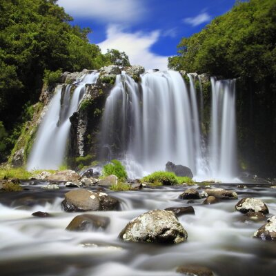 Fototapete Wasserfall Grün und blauer Himmel